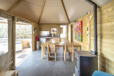 Intérieur de la Dune house à Marina Parcs Almere, Pays-Bas, avec meubles en bois et coin repas chaleureux.