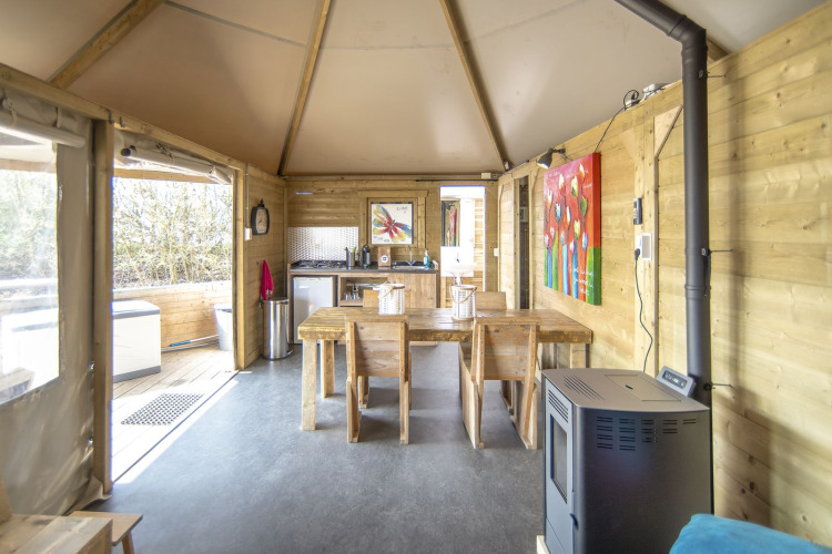 Interior de la Dune house en Marina Parcs Almere, Países Bajos, con muebles de madera y comedor acogedor.