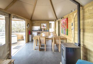 Innenansicht des Dune House in Marina Parcs Almere, Niederlande, mit Holzmöbeln und Küche.