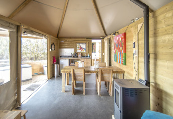 Interieur van Dune house bij Marina Parcs Almere, Nederland, met houten inrichting en eettafel.