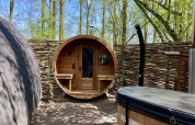 Udendørs wellnessområde med tøndesauna og vildmarksbad ved Boshuys Ultra Wellness, Buitengoed Ruysbos, Holland.