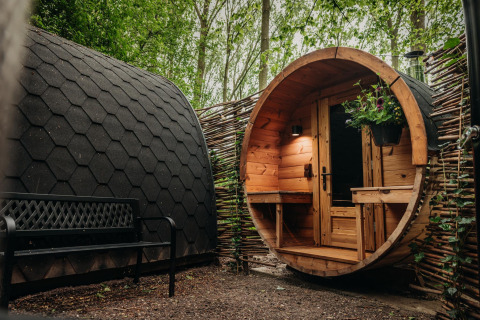 Udendørs foto af Boshuys Ultra Wellness tiny house med træfacade i Buitengoed Ruysbos, Holland.