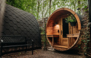 Udendørs foto af Boshuys Ultra Wellness tiny house med træfacade i Buitengoed Ruysbos, Holland.
