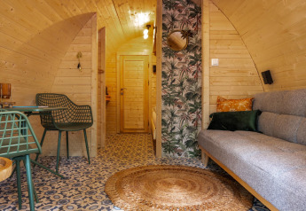 Interior de la tiny house Boshuys Ultra Wellness en Buitengoed Ruysbos, Países Bajos, con decoración de madera.