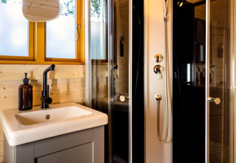 Modernes Badezimmer im Tiny House Boshuys Ultra Wellness mit Waschbecken und Dusche, Buitengoed Ruysbos.