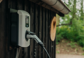 Ladestation für Elektrofahrzeuge an einer Wand beim Boshuys Ultra Wellness, Buitengoed Ruysbos, Niederlande.