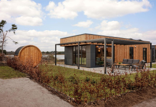 Moderne vakantieverblijf Amalia 6 met sauna bij Hofparken De Bergvennen in Nederland, ruim terras en tuin.