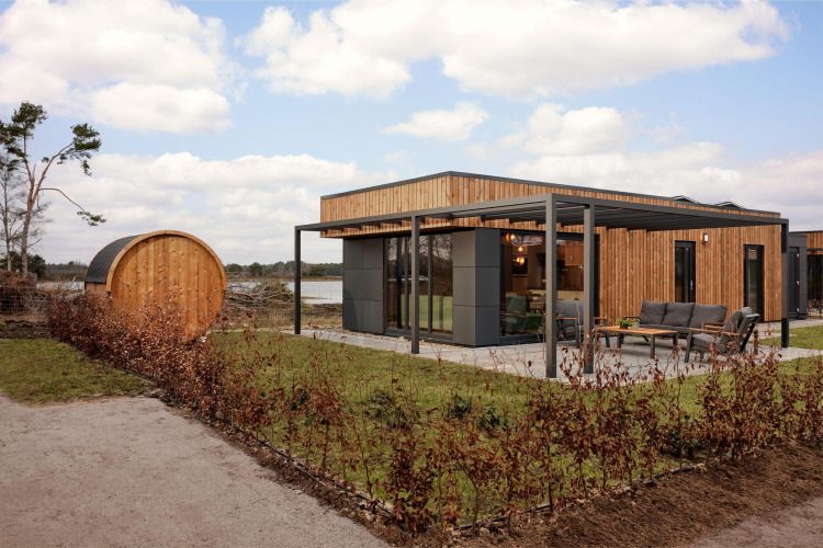 Villa vacacional moderna Amalia 6 con sauna en Hofparken De Bergvennen, Países Bajos, terraza y naturaleza.