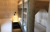Værelse med køjeseng og enkeltseng i Safarilodge-teltet på Camping de Noetselerberg, Holland.