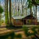 Glamphuys safaritent bij Buitengoed Ruysbos in Nederland, midden in het bos met een wandelpad erbij.