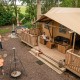 Famiglia che si rilassa e gioca all'aperto vicino a una tenda safari presso Glamphuys Ultra Wellness, Paesi Bassi.