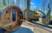 Zona de bienestar al aire libre en la tienda safari Glamphuys Ultra Wellness con sauna y jacuzzi en Buitengoed Ruysbos.
