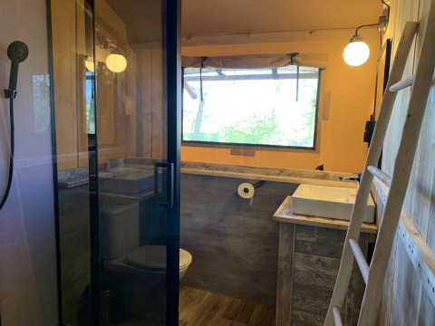 Baño en una tienda safari de lujo en Glamphuys Ultra Wellness, Buitengoed Ruysbos, Países Bajos.