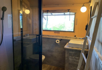 Badeværelse i en luksuriøs safaritelte på Glamphuys Ultra Wellness, Buitengoed Ruysbos, Nederlandene.