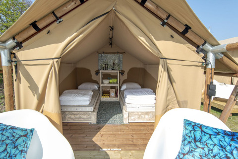 Vista interna di una tenda safari al Marina Parcs Almere nei Paesi Bassi, con due letti e decorazione accogliente.