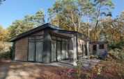 Chalet de madera Forest park chalet 8p en Holiday park De Kleine Belties, rodeado de bosques en los Países Bajos.