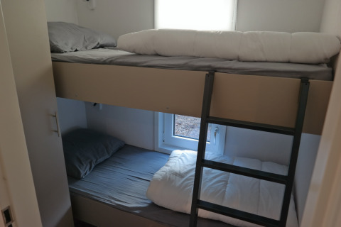 Compacte kamer met stapelbedden en ladder in Forest park chalet 8p, Holiday park De Kleine Belties, Nederland.