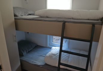 Compacte kamer met stapelbedden en ladder in Forest park chalet 8p, Holiday park De Kleine Belties, Nederland.