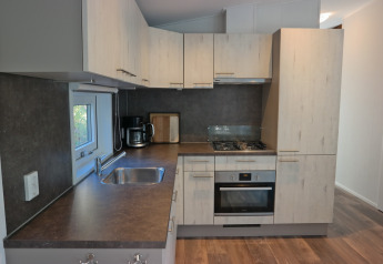 Cocina moderna en Forest park chalet 8p en Holiday park De Kleine Belties, Países Bajos, con horno y estufa.