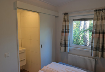 Chambre du Forest park chalet 8p avec vue sur la forêt, salle de bain, Holiday park De Kleine Belties, Pays-Bas.