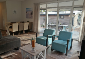 Salon du Forest park chalet 8p dans le Holiday park De Kleine Belties, Pays-Bas, avec vue sur terrasse.