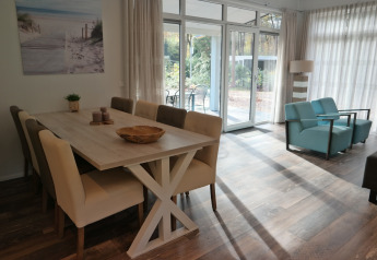 Interior luminoso del Forest park chalet 8p en Holiday park De Kleine Belties, con comedor y sala de estar.