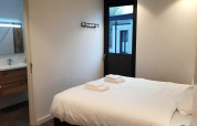 Chambre moderne au Forest Cube, Holiday Park BreeBronne aux Pays-Bas, avec lit double et salle de bain.