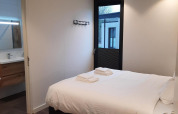Chambre moderne au Forest Cube, Holiday Park BreeBronne aux Pays-Bas, avec lit double et salle de bain.