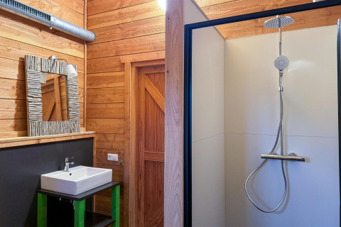 Indvendig af badeværelse i Youpi! Lodge safari telt på Beerze Bulten, Holland, med bruser og håndvask.