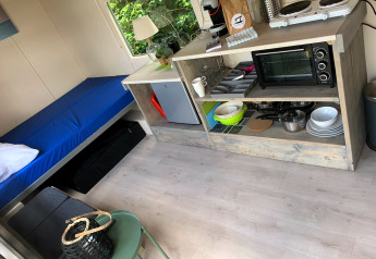 Kleines, gut ausgestattetes Küchen- und Wohnbereich im Tiny Wagon bei Marina Parcs Almere, Niederlande.