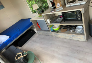 Pequeña cocina y zona de estar en la Tiny Wagon de Marina Parcs Almere, Países Bajos.