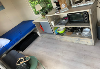 Pequeña cocina y zona de estar en la Tiny Wagon de Marina Parcs Almere, Países Bajos.