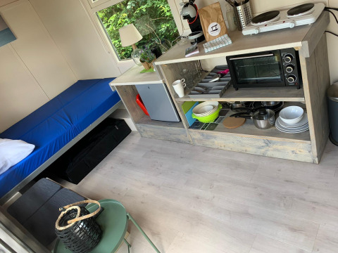 Pequeña cocina y zona de estar en la Tiny Wagon de Marina Parcs Almere, Países Bajos.