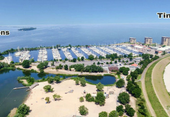 Luftaufnahme von Marina Parcs Almere in den Niederlanden mit markierten Tiny Wagon Bereichen 1-10.
