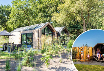 Tiny house moderna Lodge Royal Eco Sauna con sauna esterna presso Résidence Lage Vuursche nei Paesi Bassi.
