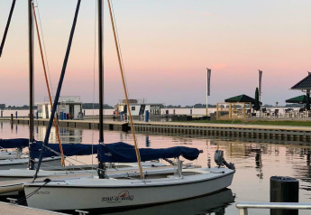 Segelboote am Pier bei Sonnenuntergang am Houseboat 'Earrebarre', Welcome In - Friesland, Niederlande.