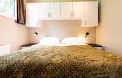 Gemütliches Schlafzimmer im Silva Wellness (Spa) auf Landgoed de Scheleberg in den Niederlanden mit Tageslicht.