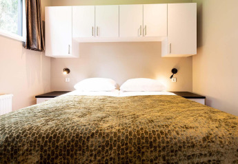 Dormitorio acogedor en Silva Wellness (Spa), Landgoed de Scheleberg, Países Bajos, con luz natural y decoración moderna.
