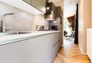 Cocina moderna en Silva Wellness Lodge, Landgoed de Scheleberg, Países Bajos, con diseño elegante e iluminación.
