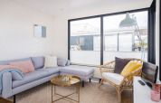 Helles Wohnzimmer auf Hausboot Aqua Dolce in Friesland, Niederlande, mit Sofa und Sessel.