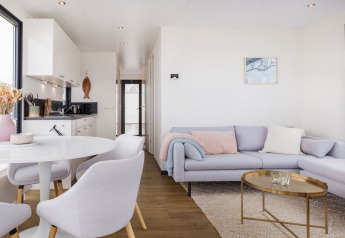 Interni luminosi e moderni di una houseboat con cucina, zona pranzo e soggiorno presso Houseboat Aqua Dolce a Friesland.