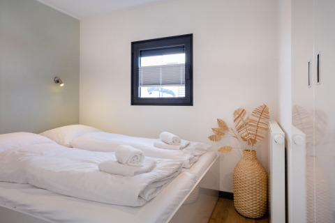 Dormitorio moderno en la casa flotante Aqua Dolce en Welcome In - Friesland, Países Bajos.