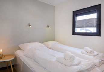 Moderne soveværelse i husbåd Aqua Dolce ved Welcome In - Friesland, Nederlandene, med to enkeltsenge.