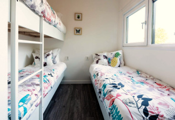 Chambre moderne au Module Wellness (Spa) à Recreatiepark het Esmeer, avec des lits superposés et simple.