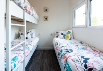 Moderne slaapkamer in Module Wellness (Spa) bij Recreatiepark het Esmeer met stapelbed en enkel bed.