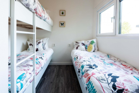 Dormitorio moderno en Module Wellness (Spa) en Recreatiepark het Esmeer, con litera y cama individual.
