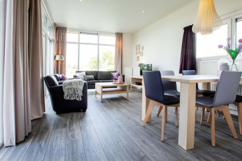 Lichte en moderne leefruimte in de lodge Module Wellness (Spa) bij Recreatiepark het Esmeer, Nederland.