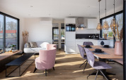 Soggiorno e cucina moderni sulla houseboat 'de Valreep' con grandi finestre in Frisia, Paesi Bassi.