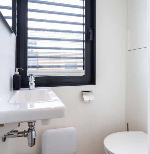 Modernes Badezimmer auf dem Hausboot 'de Valreep' bei Welcome In - Friesland, Niederlande, mit Fenster.