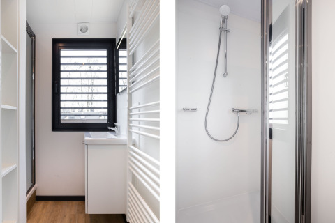 Modernes Badezimmer auf dem Hausboot 'de Valreep' mit Dusche und Fenster, Welcome In - Friesland, Niederlande.